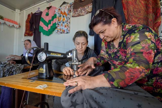 Janet da clases de costura a mujeres yazidíes en un “espacio de acogida para las mujeres” en un campo para personas desplazadas internas en Dawodiya, en la región del Kurdistán Iraquí. Fotografía: Paul Jeffrey/ACT Alianza. 