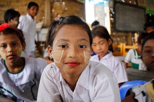 Las perspectivas de mejorar su educación son más favorables para Ma, de siete años, que vive en el campo de Ohn Taw Gyi, en Myanmar. Fotografía: FLM Myanmar/Isaac Kya Htun Hla.