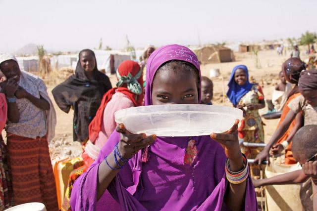 Personas reunidas en un puesto de suministro de agua en el campo de personas refugiadas de Minawao, al norte de Camerún. Fotografía: FLM/ C. Kästner